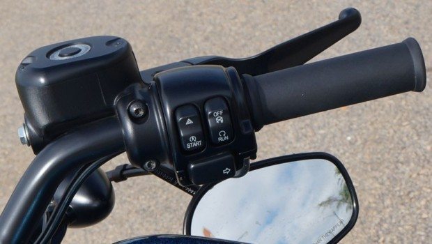 A chave de contato é esse botão "run" - Um sensor percebe a aproximação do motociclista que porta a chave e "autoriza" a ligar a moto