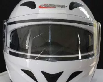 Taurus apresenta capacete na cor branca