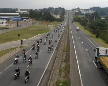 Um mar de motocicletas no Moto Passeio Savages no Paraná