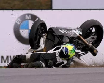 Moto 1000 GP: Alex Barros sofre acidente espetacular