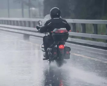 Dicas: Como pilotar na chuva se molhando menos
