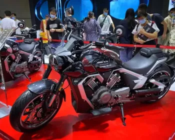 Só elétrica? Nada! Chineses criam moto custom de 1200cc