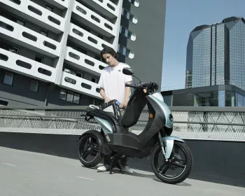 Famosa por seus carros, marca apresenta novo scooter elétrico
