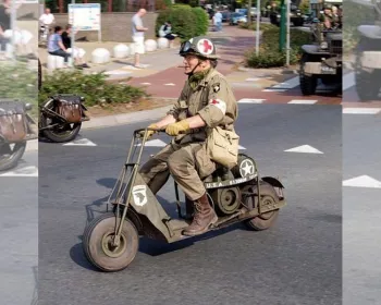 Cushman! A scooter criada para cair de paraquedas na guerra