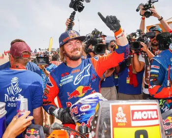 Herói: piloto 'desistiu do título' para socorrer adversário no Dakar