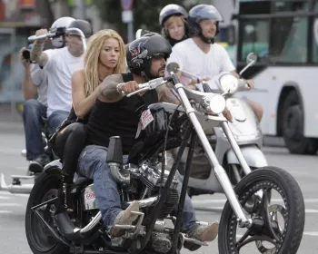 Sem capacete, cantora Shakira já esteve na mira de Barcelona