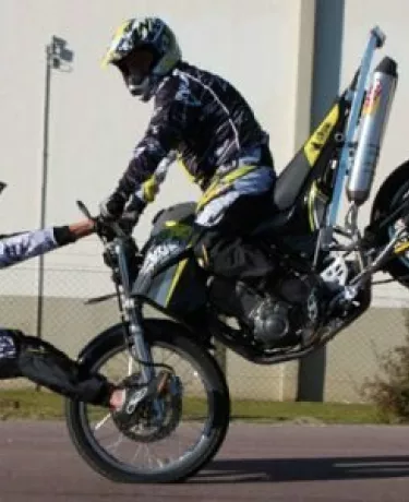Itapoá (SC) recebe equipe de habilidade sobre motos