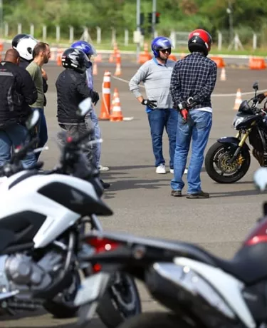 Parceria requalifica instrutores de moto-escola