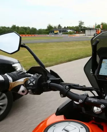 KTM mostra novos dispositivos para segurança de motos