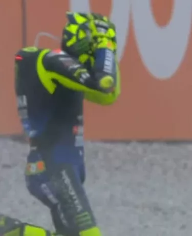 Quartararo vence e volta à liderança da MotoGP; Rossi cai