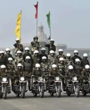 Tradição: Exército Indiano realiza desfile maluco com motos