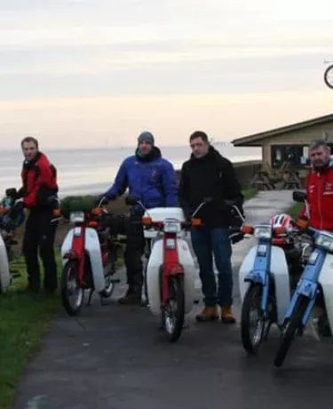 Boa causa: seis amigos vão cruzar a Europa em pequenas motos Honda