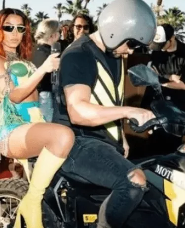 Qual é a ‘moto misteriosa’ que Anitta usou no Coachella