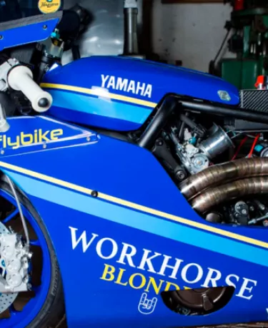 Moto Yamaha nas cores da RD 350 ganha Nitro!