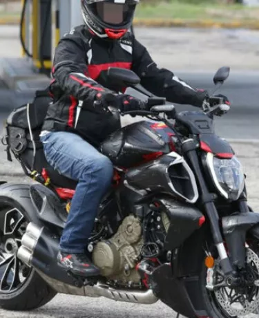 Flagra! Ducati usa motor V4 em outra moto clássica da marca