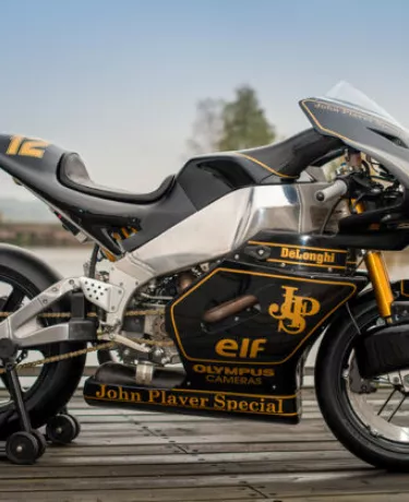 Rara e customizada: moto homenageia carro histórico de Senna