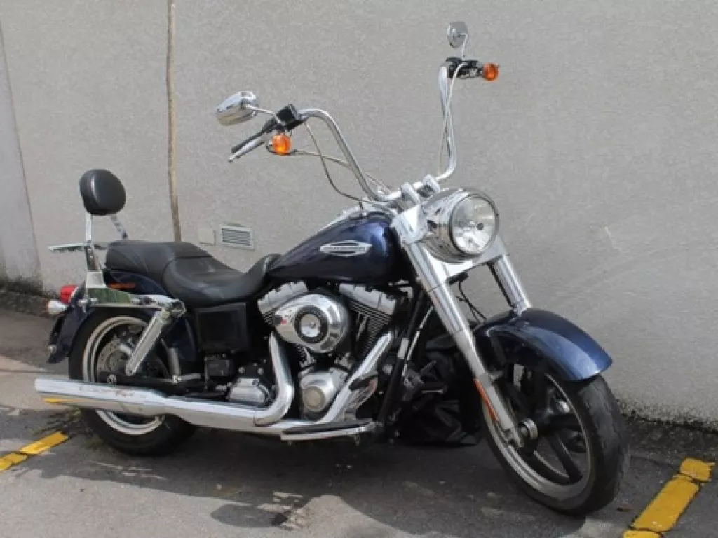 Imagens anúncio Harley-Davidson Dyna Swichback