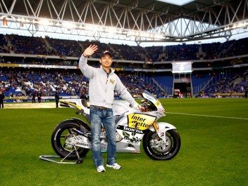 Aoyama mostra a sua montada de MotoGP no estádio do RCD Espanyol