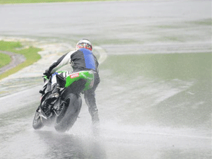 Foto: Chuva dificultou ainda mais a vida dos pilotos neste sábado
