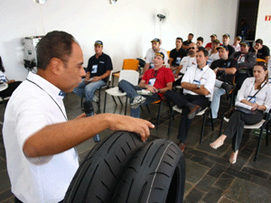 Foto: Apresentação do Flávio Santana Gerente de Produto Michelin Power Pure
