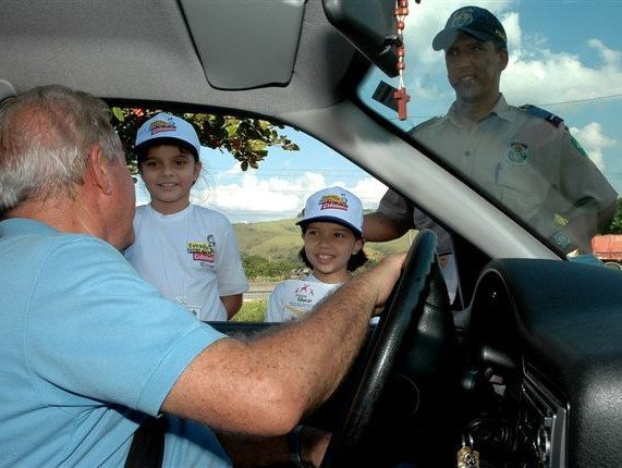 Crianças do Sul Fluminense realizam blitz educativa na Via Dutra.