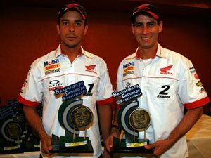 Foto: Dário Júlio e Sandro Hoffmann, pilotos Honda de enduro de regularidade
