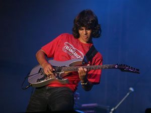 Foto: O guitarrista Philipe Nunes no £ltimo show da Banda Faixa Et ria em Maca‚