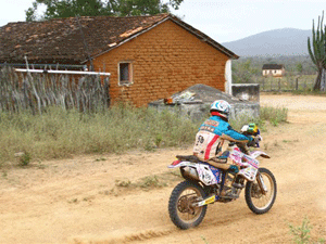 Foto: Moara O. Sacilotti disputa o Rally Internacional dos Sertões entre as motos
