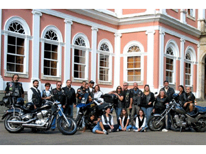 Foto: Motociclistas do MCP de Petr¢polis em frente ao Museu Imperial