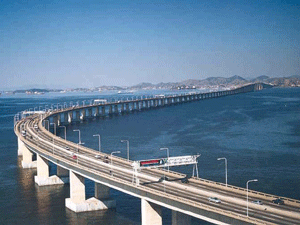 Foto: A Ponte Rio-Niterói tem 13 quilômetros de extensão e 10 quilômetros de vias de acesso.