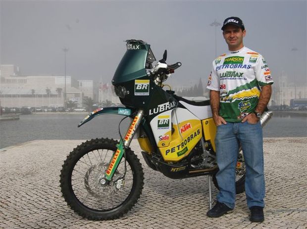Foto: Jean Azevedo e sua moto KTM em Lisboa, antes da largada para o Rally Dakar