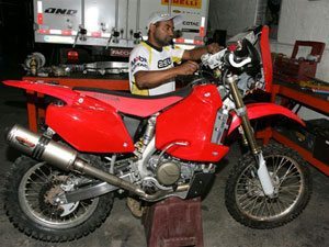 Foto: Motocicleta Honda CRF 450X de José Hélio passa por ajustes finais