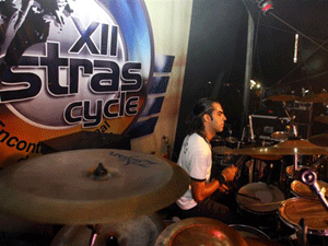 Foto: Escolhido como melhor baterista do Grande Rio, Fabr¡cio Ara£jo da Faixa Et ria