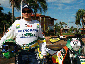 Rodolpho Mattheis tem problemas com a embreagem da moto na primeira etapa do Rally Rota Sudeste