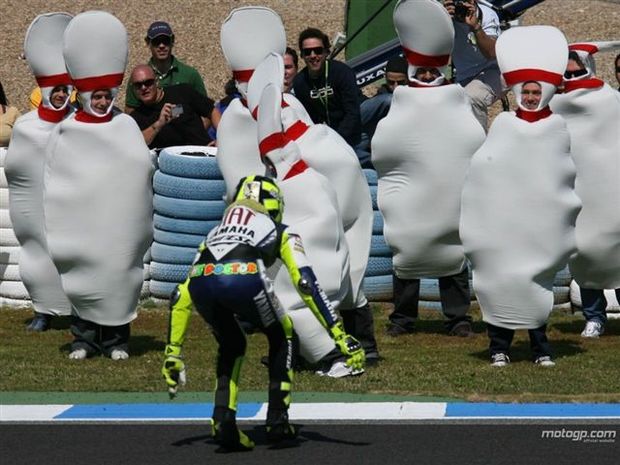 Rossi joga boliche em Jerez