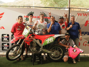 Foto: Cristiano Lopes (ao centro) comemora o título da MX3