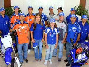 Stefany (no centro) e seus companheiros durante lançamento da equipe Yamaha