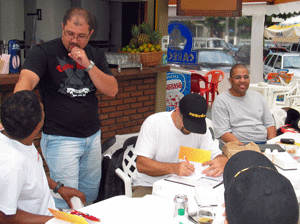 Foto: Tite autografa livro em Piracicaba