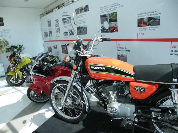 Na recepção do CETH (Centro de Educação de Trânsito Honda) em Indaiatuba, 36 anos de história estão expostos..... na parede. De moto "antiga" mesmo, só a primeira CG 125 fabricada no Brasil, em 1976 - esta laranjinha no primeiro plano.