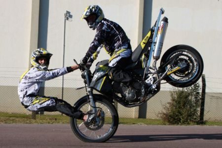 Itapoá (SC) recebe equipe de habilidade sobre motos