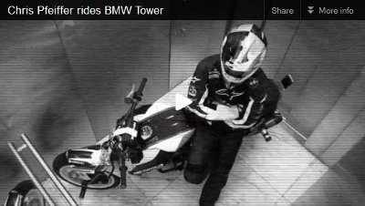 Chris Pfiffer no alto da torre BMW em Munique