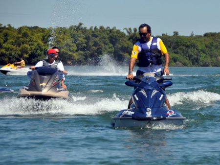 Grupo vai de Floripa a Angra com motos aquáticas