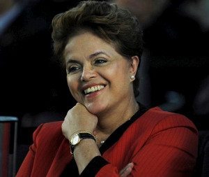 A alegria de Dilma, que decidiu aprender a pilotar moto