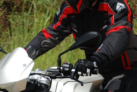 Usar luvas é essencial para qualquer motociclista