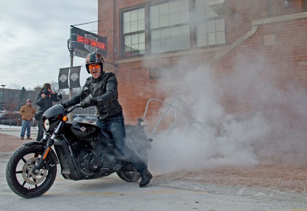 A Street 750 arranca tijolos da parede do centenário prédio que abrigou a fábrica da Harley-Davidson, em Milwaukee