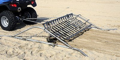 Dispositivo acoplado a um quadriciclo auxilia a limpeza mais profunda da areia da praia