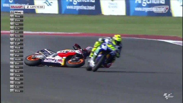 Marc Márquez cai após tocar duas vezes a roda traseira da moto de Rossi