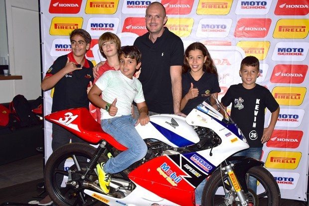 Bruno Corano, mentor e organizador da Honda Junor Cup, com alguns dos pilotos