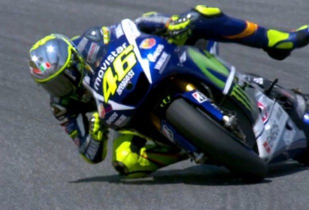 Rossi quase cai ao "perder" a traseira da moto