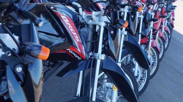 A Honda oferece as motos para as alunas colocarem em prática o que aprendem na teoria